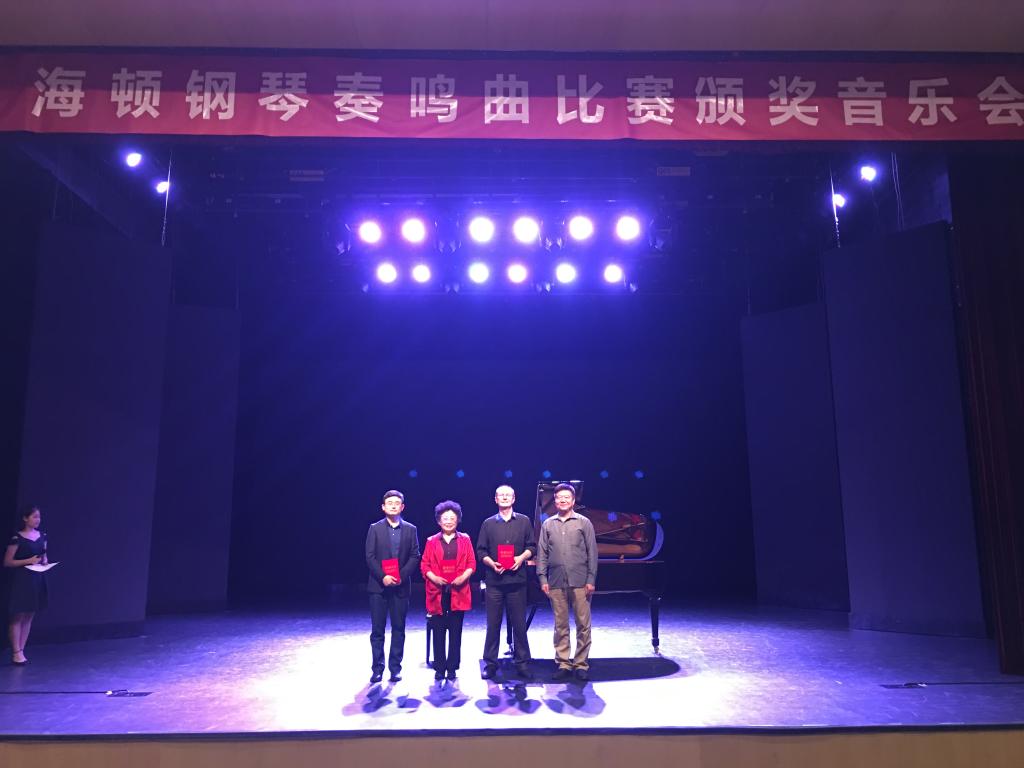 唐灵宝颁发优秀指导教师奖